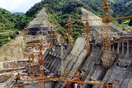 Công trường xây dựng nhà máy thủy điện Lai Châu đang hối hả để phát điện thương mại tổ máy số 1 vào cuối năm 2015.